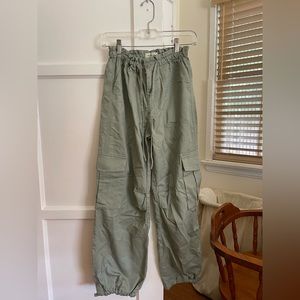 GREEN Abercrombie & Fitch. Baggy Cargo Pants. Size XS SHORT